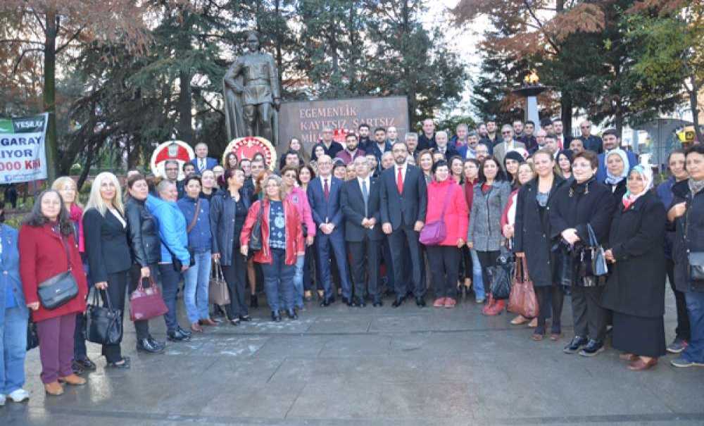 Ak Parti Ve Chp Yöneticileri Atatürk Anıtında Fotoğraf Çektirdi