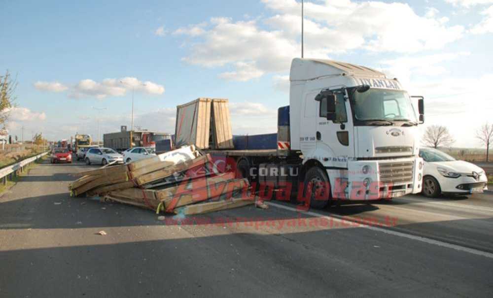 Devrilen Yük Nedeniyle Ulaşım Aksadı