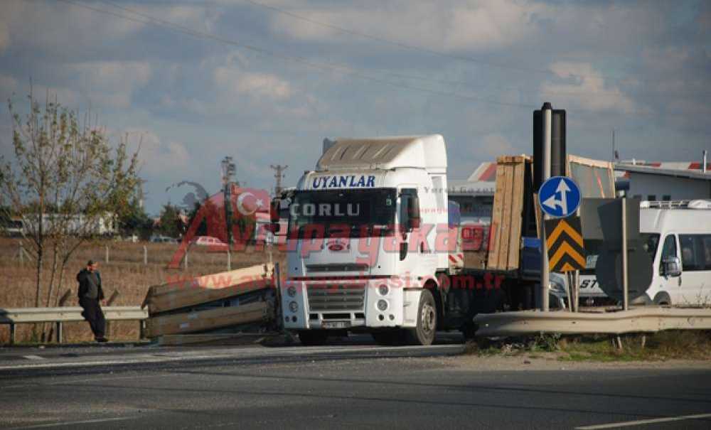 Devrilen Yük Nedeniyle Ulaşım Aksadı