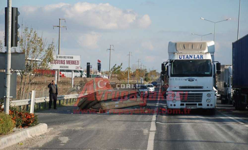 Devrilen Yük Nedeniyle Ulaşım Aksadı