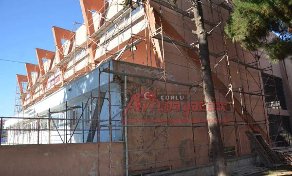 Çorlu Spor Salonu'nda Tadilat Çalışmaları Sürüyor