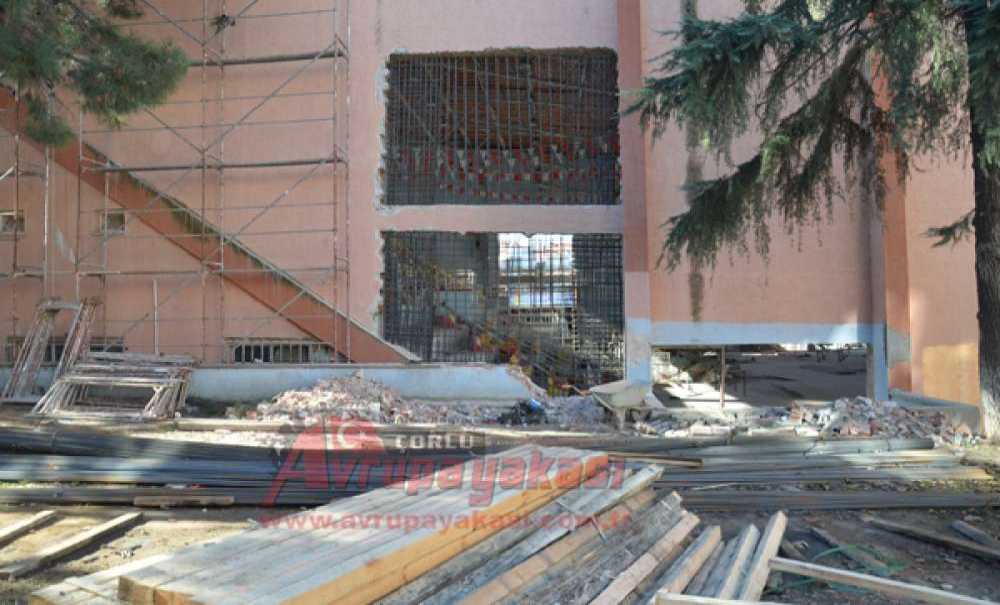 Çorlu Spor Salonu'nda Tadilat Çalışmaları Sürüyor