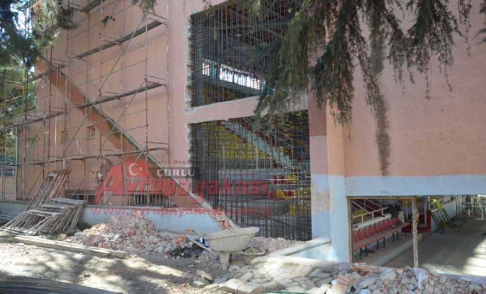 Çorlu Spor Salonu'nda Tadilat Çalışmaları Sürüyor