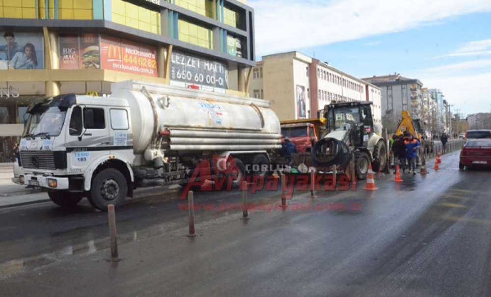 Omurtak Caddesi'nde Su Borusu Patladı