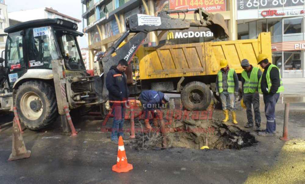 Omurtak Caddesi'nde Su Borusu Patladı