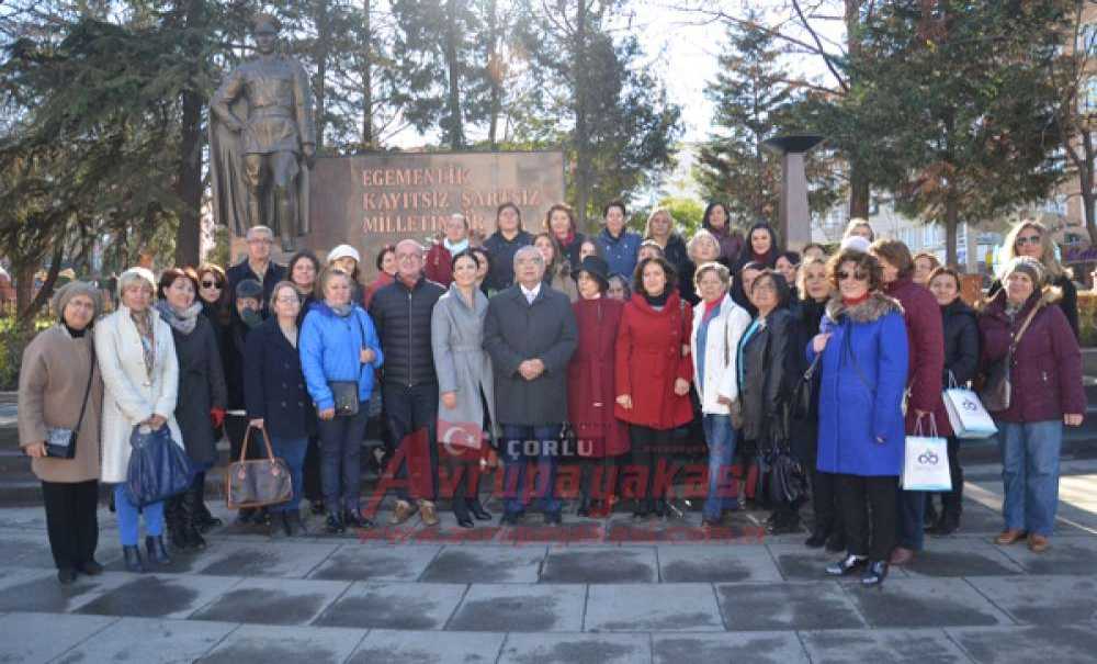 Chp'li Kadınlardan Atatürk Anıtına Çelenk