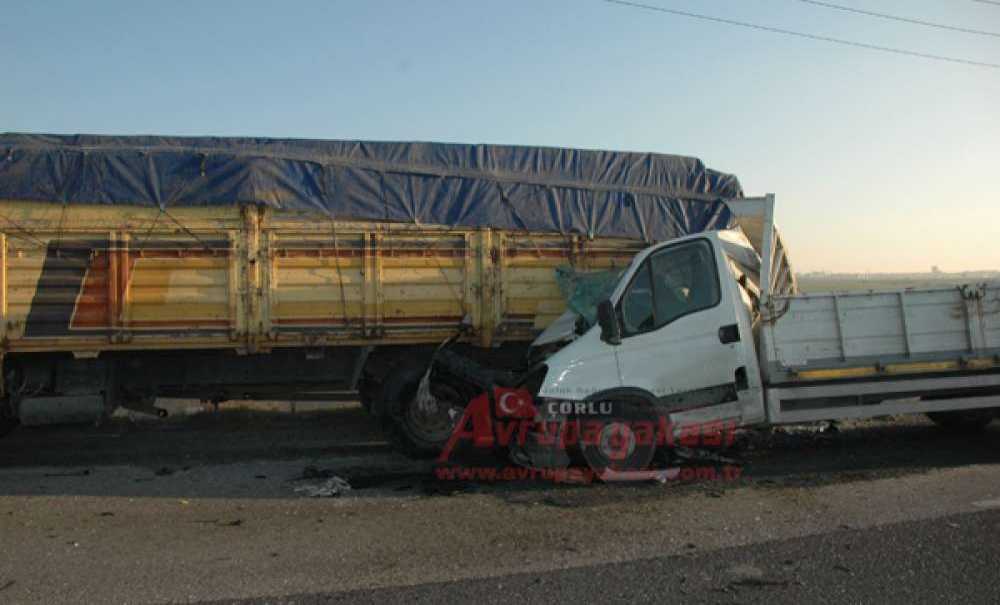 Kamyona Çarpan Kamyonetin Sürücüsü Yaralandı