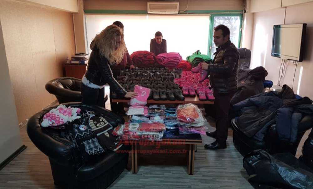 Chp'li Gençler Sergiden Elde Ettikleri Gelirle Öğrencilere Kıyafet Aldı