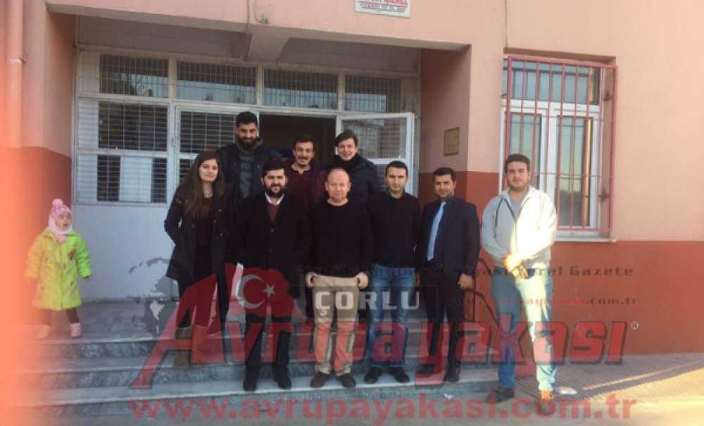 Chp'li Gençler Sergiden Elde Ettikleri Gelirle Öğrencilere Kıyafet Aldı