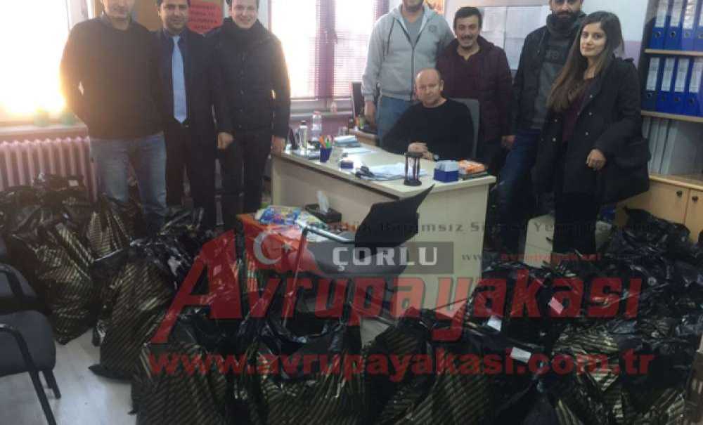 Chp'li Gençler Sergiden Elde Ettikleri Gelirle Öğrencilere Kıyafet Aldı