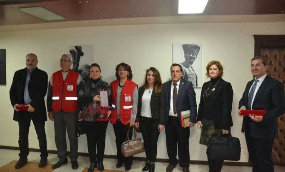 Kızılay'dan Kan Bağışına Destek Olan Kurumlara Plaket