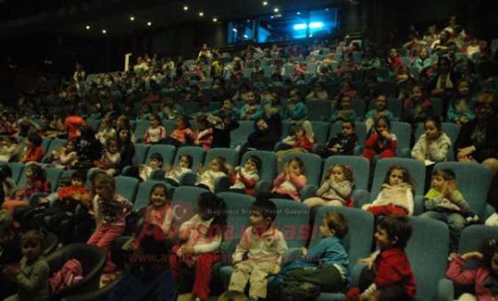 Küçük Öğrencilerin Kukla Keyfi