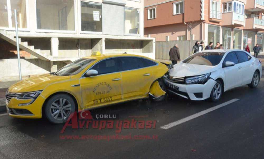 Çorlu'da Trafik Kazası; 2 Yaralı