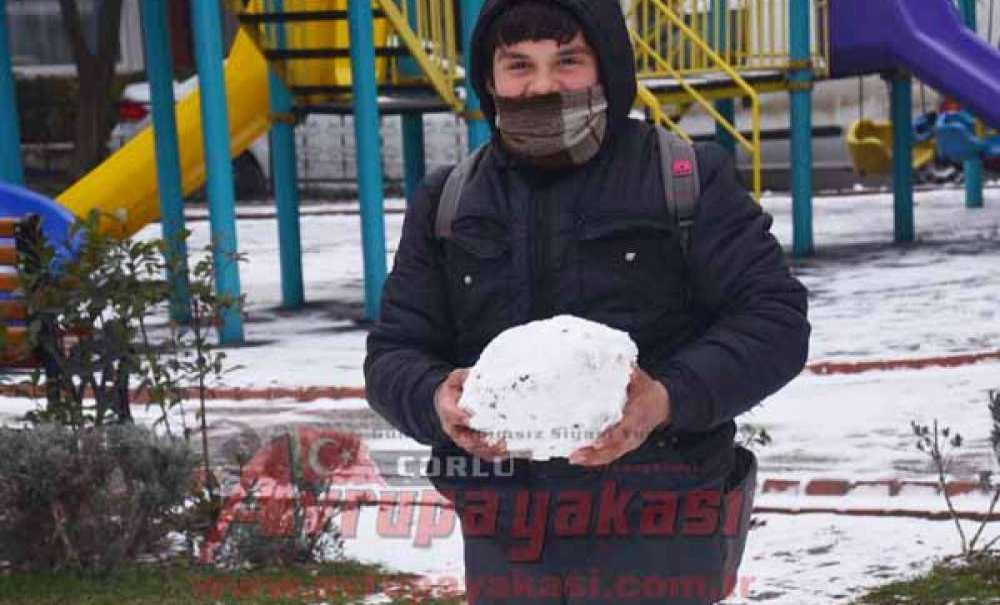 Çorlu'da Soğuk Hava Ve Kar Devam Ediyor