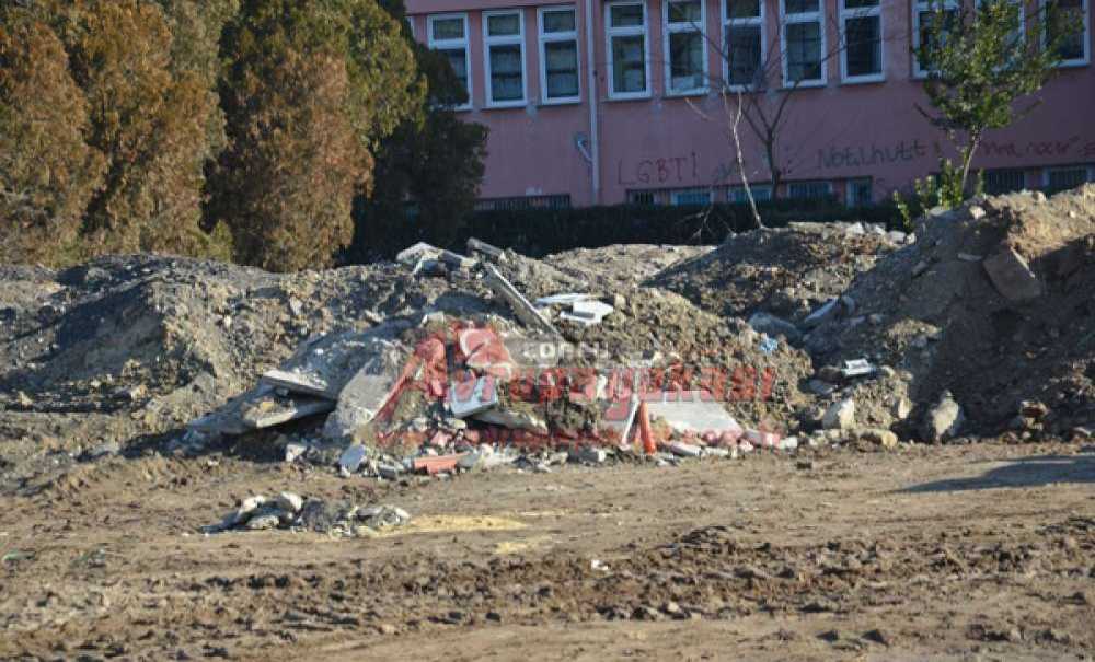 Park Beklerken Hafriyat Deposuna Döndü