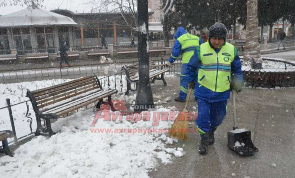 Temizlik Personelinin Kar Mesaisi