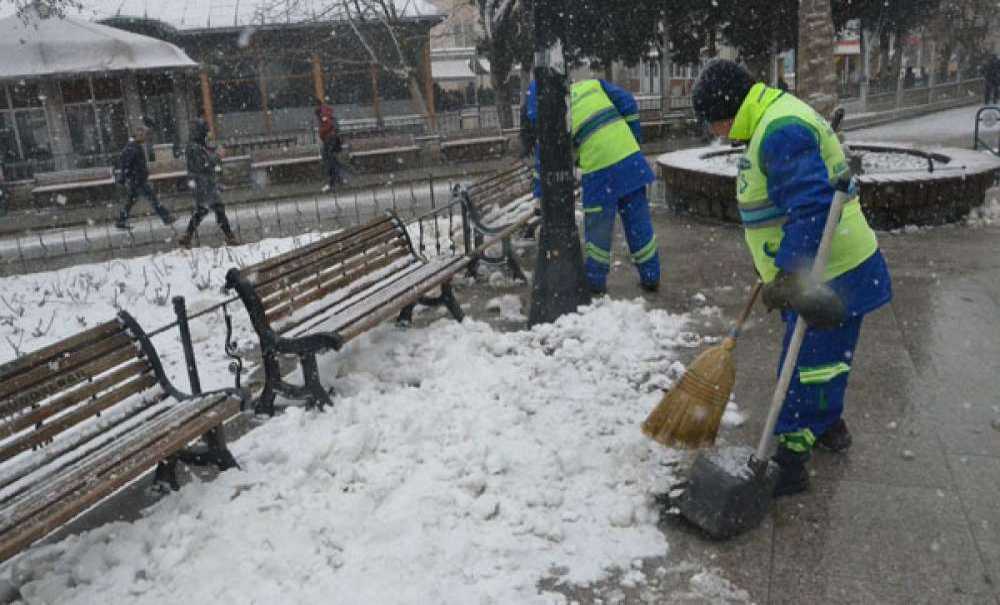 Temizlik Personelinin Kar Mesaisi
