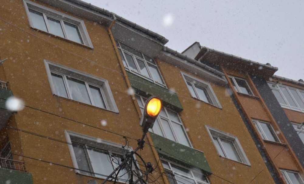 Geceleri Yanmıyor, Gündüzleri Yanıyor