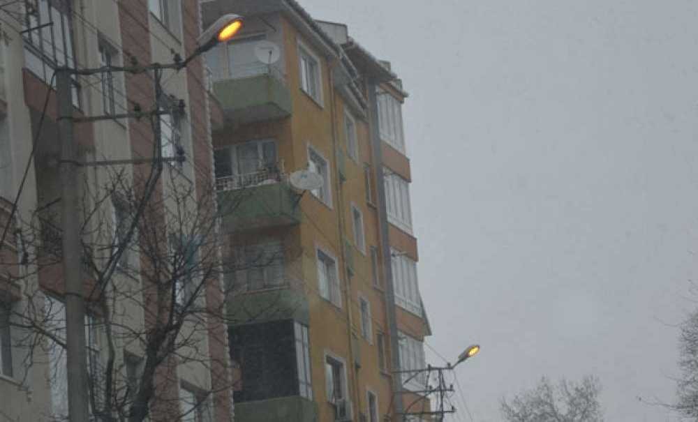 Geceleri Yanmıyor, Gündüzleri Yanıyor