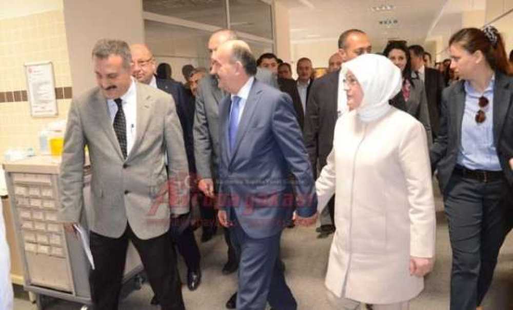 Bakan Müezzinoğlu Eşinin Elini Bırakmadı