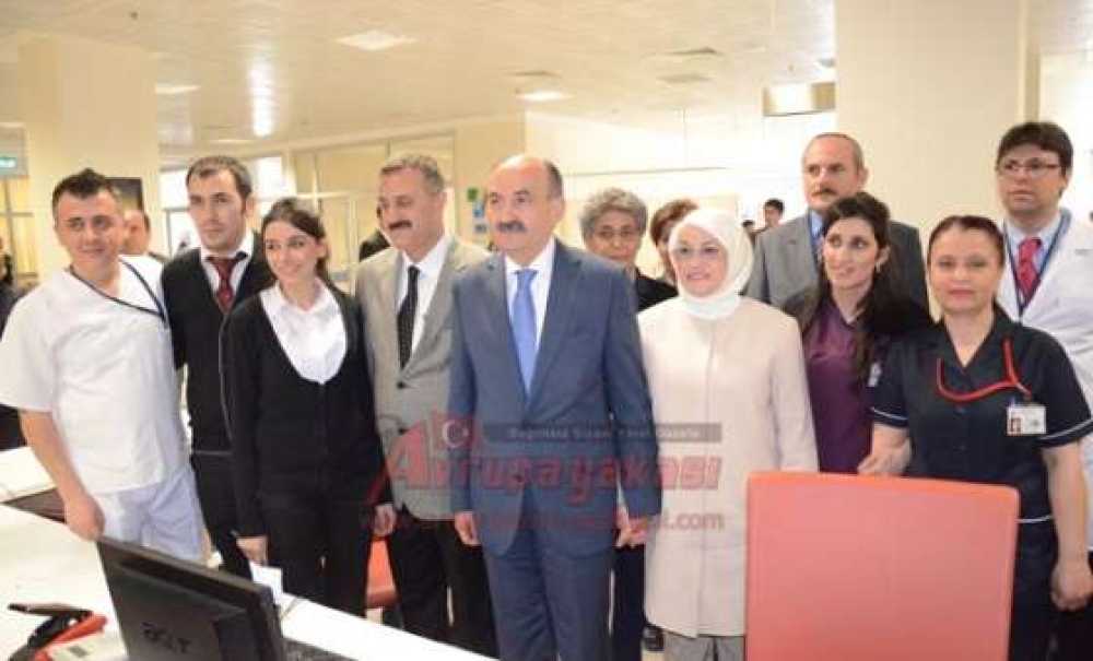 Bakan Müezzinoğlu Eşinin Elini Bırakmadı