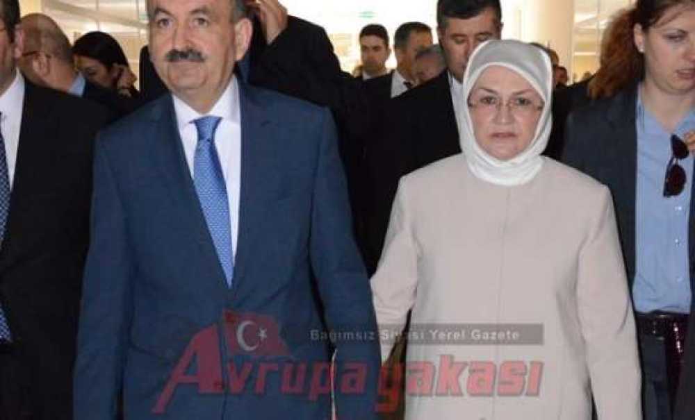 Bakan Müezzinoğlu Eşinin Elini Bırakmadı