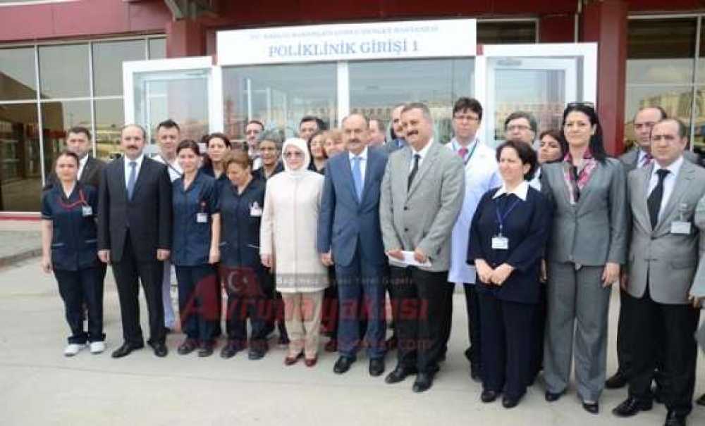 Bakan Müezzinoğlu Eşinin Elini Bırakmadı