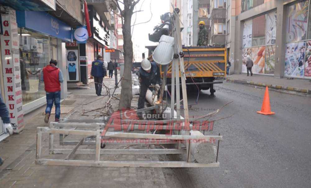 Kumyol Caddesi'ndeki Elektrik Direkleri Sökülüyor