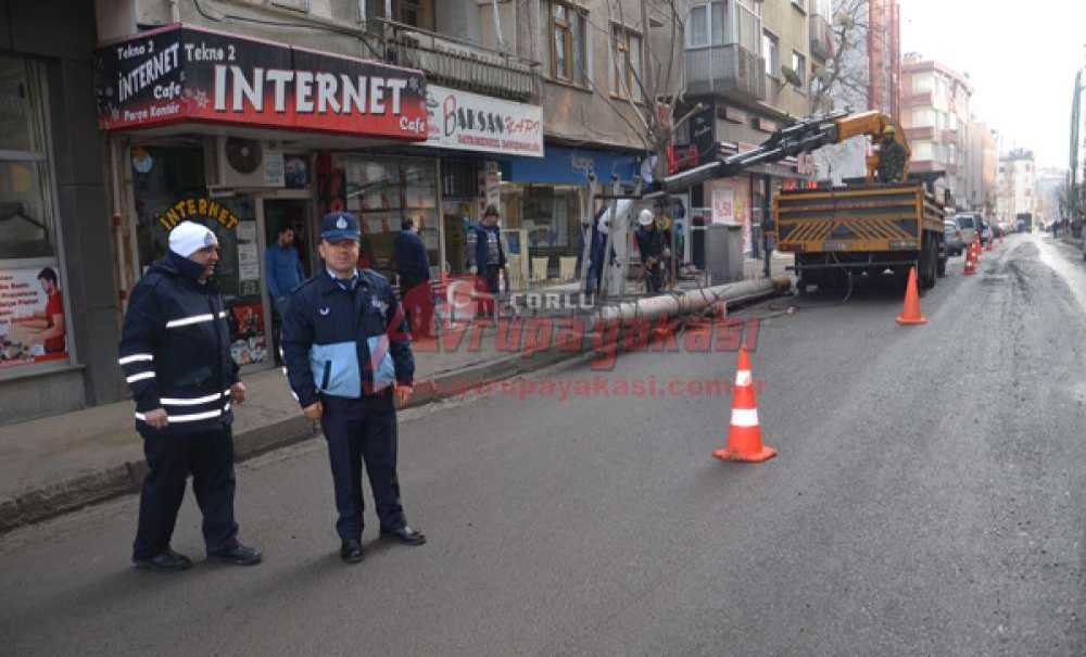 Kumyol Caddesi'ndeki Elektrik Direkleri Sökülüyor