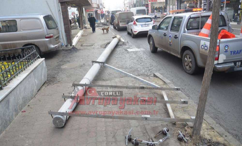 Kumyol Caddesi'ndeki Elektrik Direkleri Sökülüyor