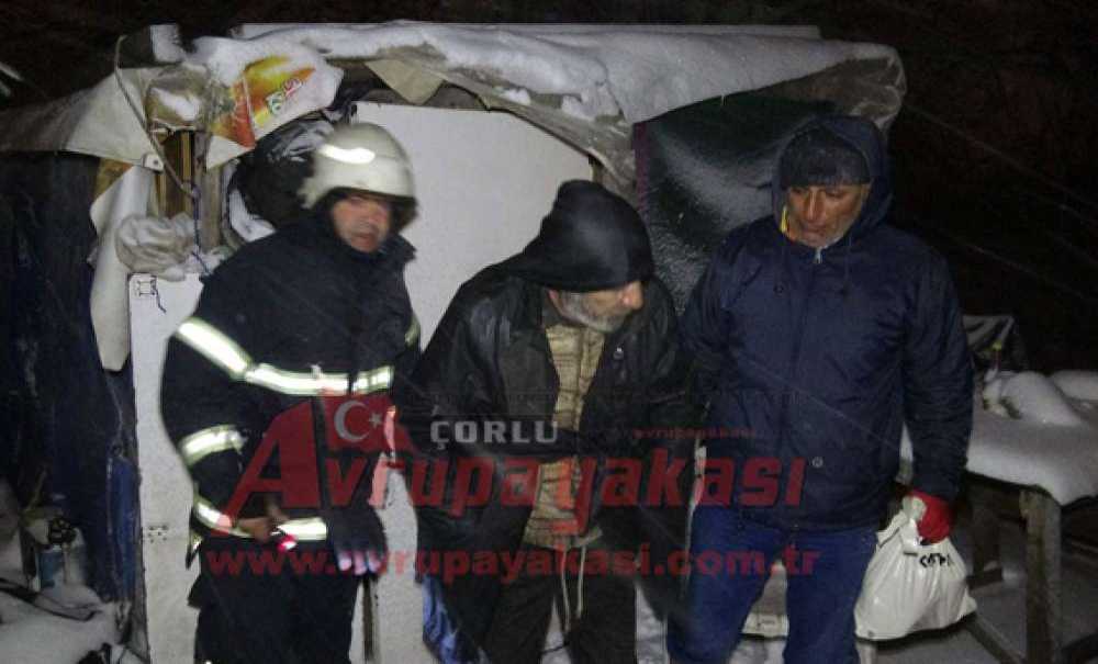 Barakada Yaşayan Yaşlı Adam Donmaktan Kurtarıldı