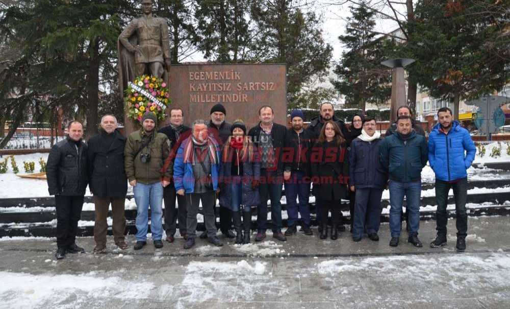 Gazetecilerden Atatürk Anıtına Çelenk