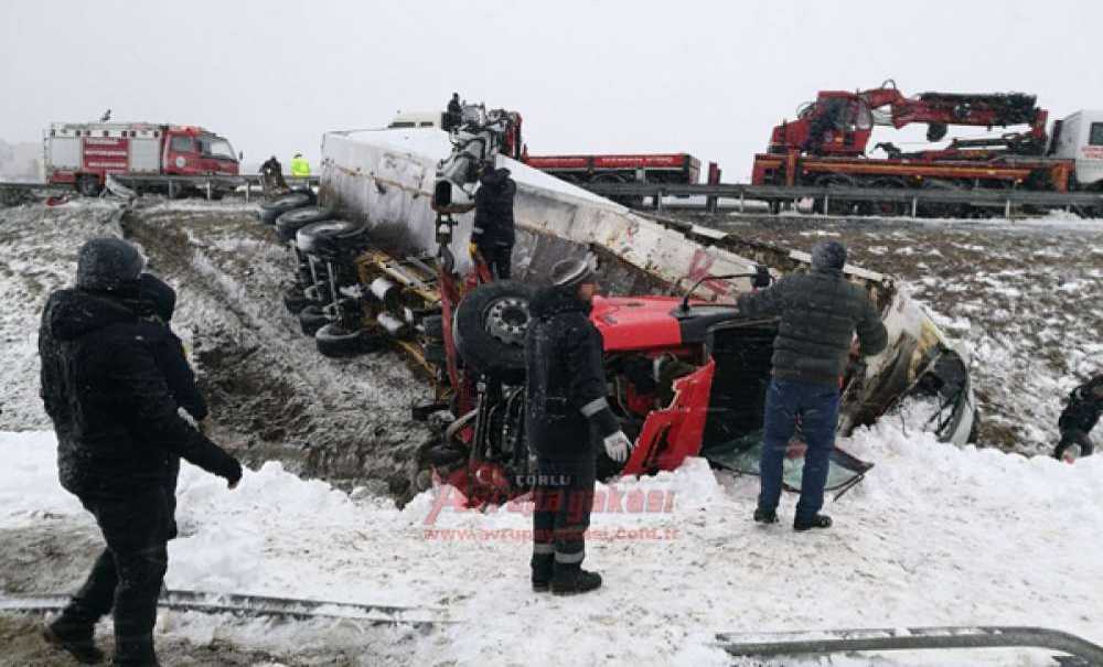Buzlu Yolda Kontrolden Çıkan Tir Su Kanalına Devrildi Sürücü Öldü