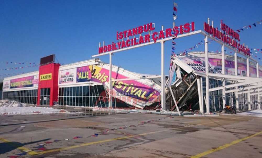 Kar Yığınına Dayanamayan Avm'nin Çatısı Çöktü