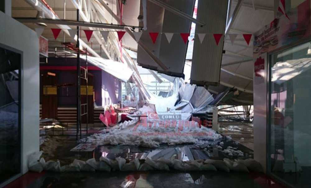 Kar Yığınına Dayanamayan Avm'nin Çatısı Çöktü