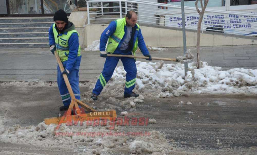 Kalan Karlar Temizlenmeyi Bekliyor