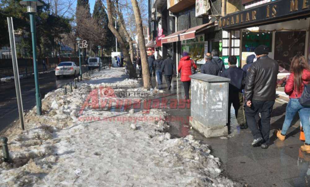 Kalan Karlar Temizlenmeyi Bekliyor