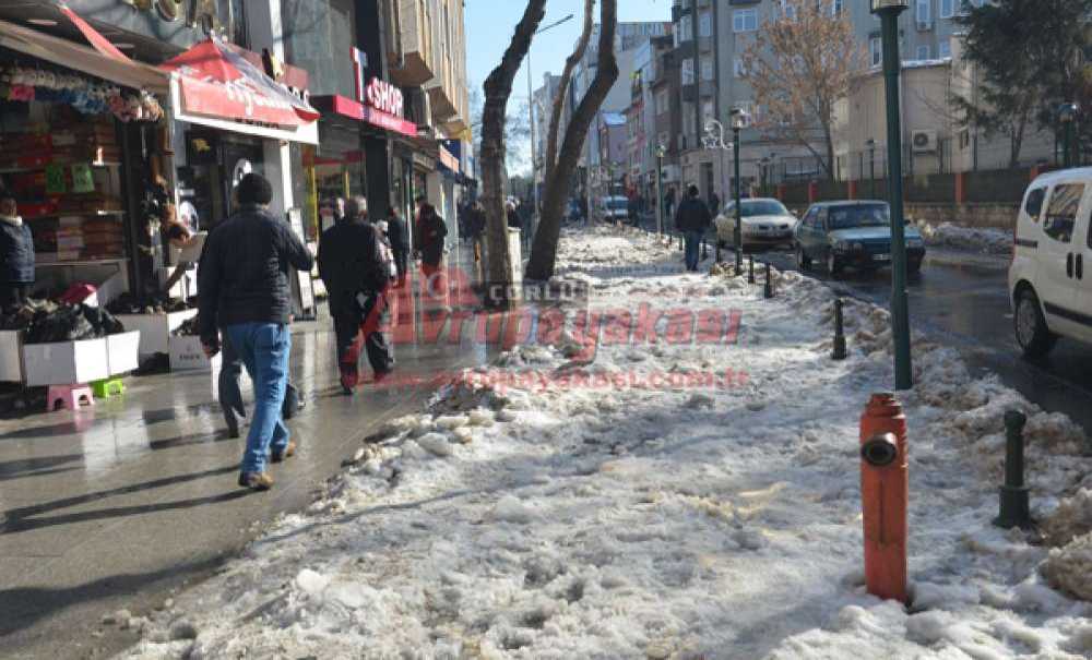 Kalan Karlar Temizlenmeyi Bekliyor