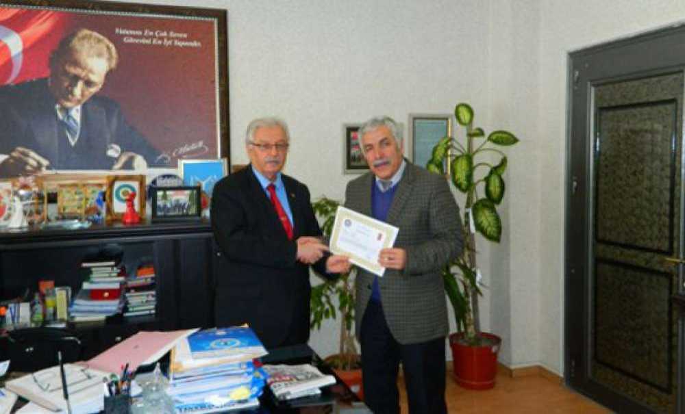 Müdür Güçlü'den Müdür Altıparmak'a Başarı Belgesi