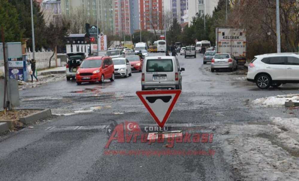 Yol Ortasında Tabela