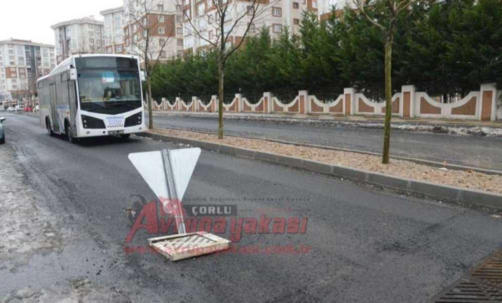 Yol Ortasında Tabela