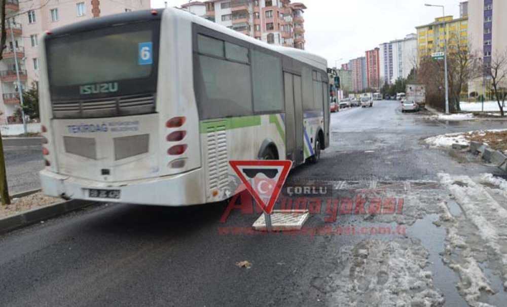 Yol Ortasında Tabela