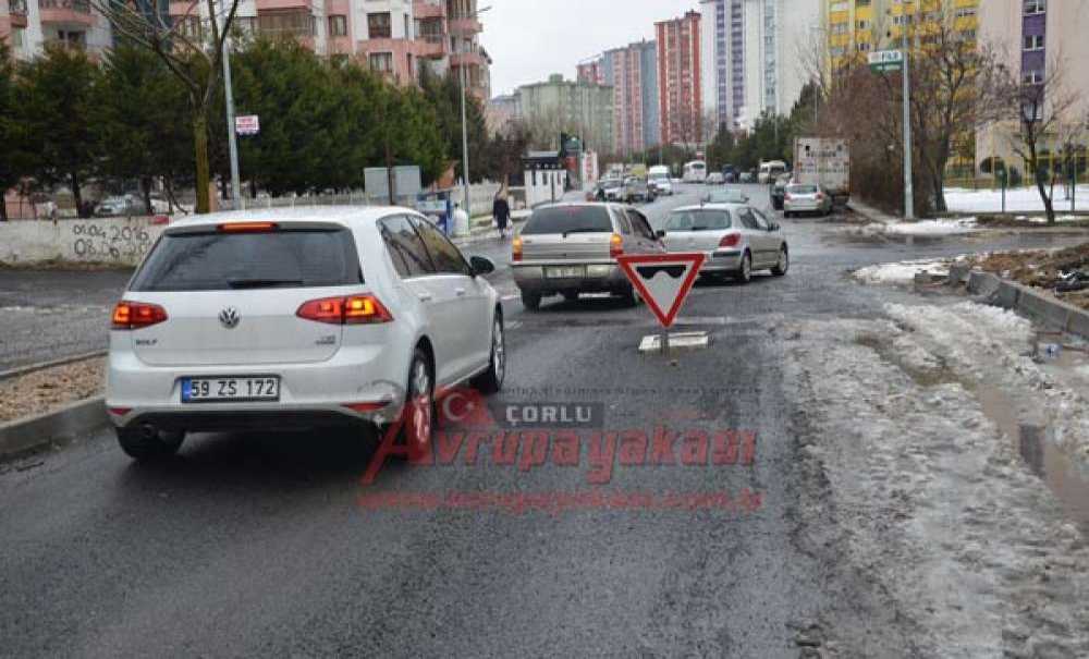 Yol Ortasında Tabela