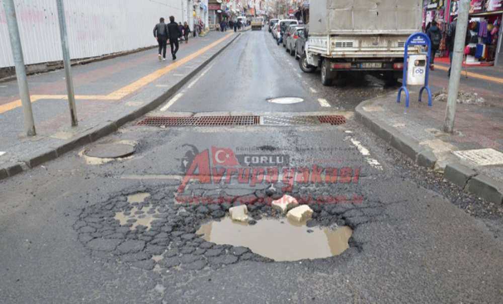 Kar Gitti Çukurlar Kaldı