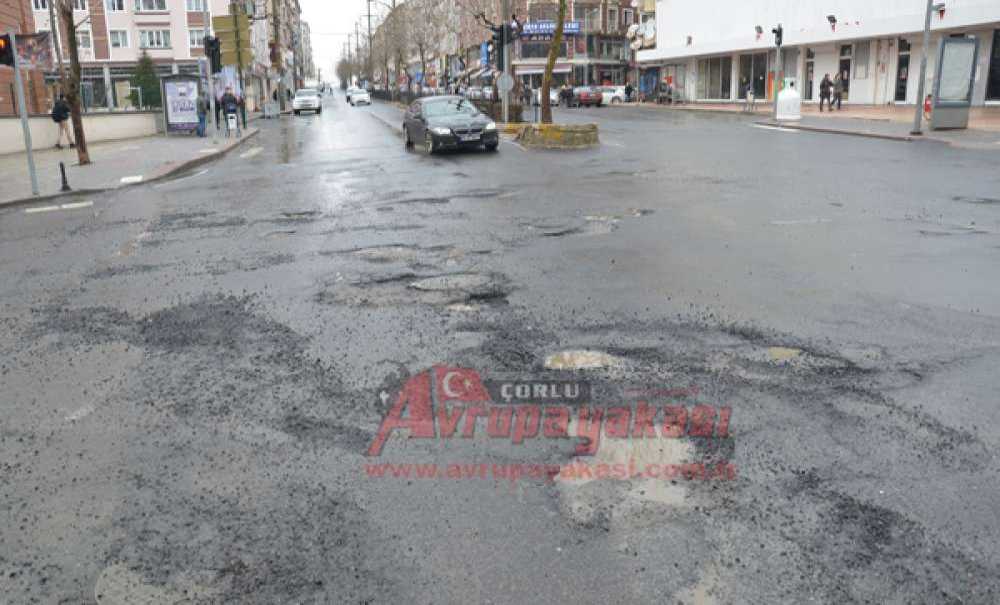 Kar Gitti Çukurlar Kaldı