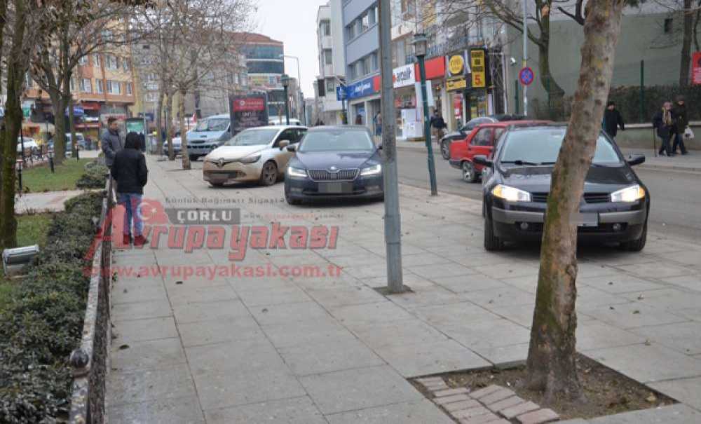 Kaldırımlar Park Yeri Oldu