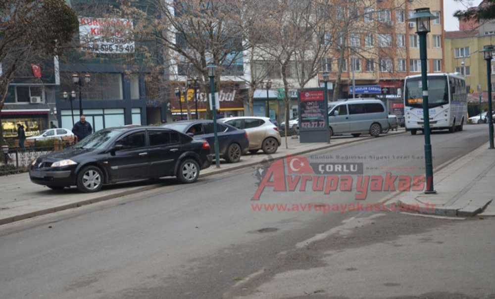 Kaldırımlar Park Yeri Oldu