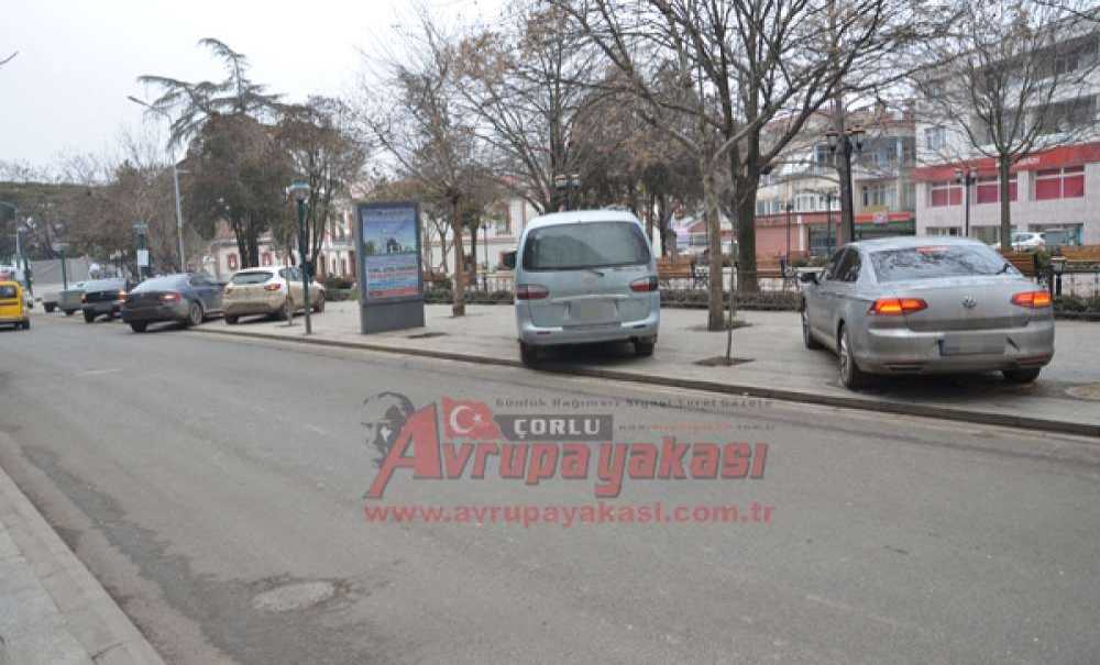 Kaldırımlar Park Yeri Oldu