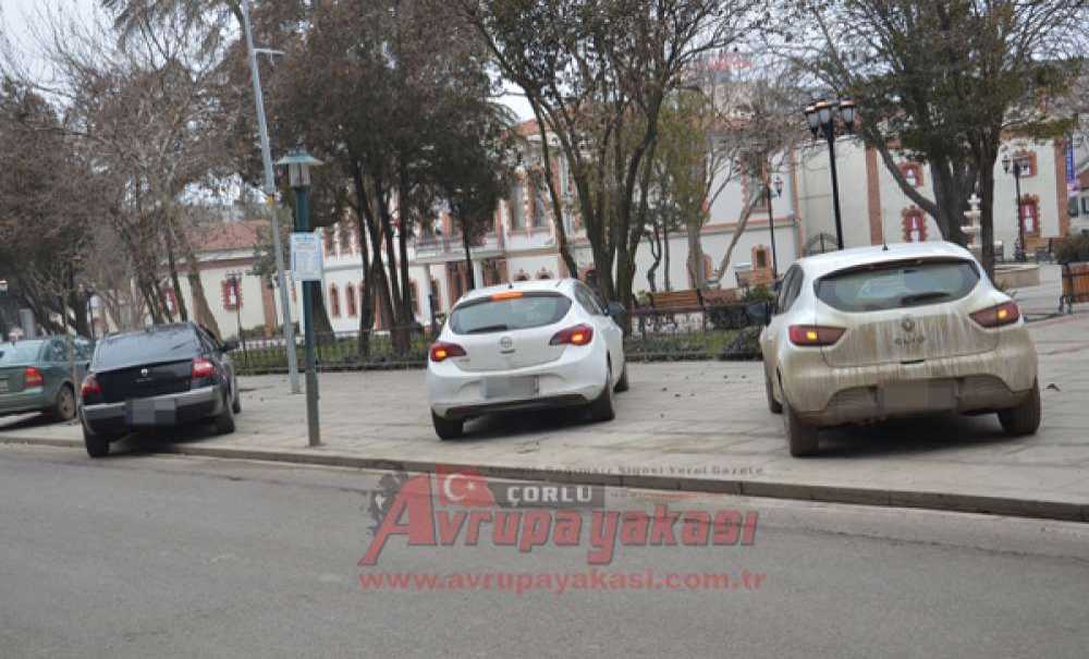 Kaldırımlar Park Yeri Oldu