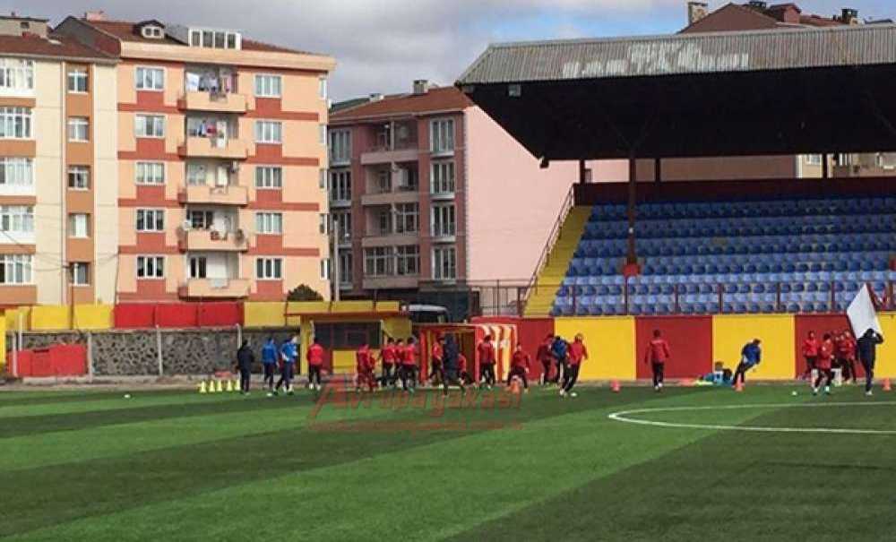 Taraftarlardan Futbolculara Tatlı İkramı